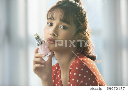 女性　ビューティー　ポートレート 69970127