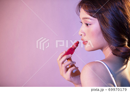 女性　ビューティー　ポートレート 69970179