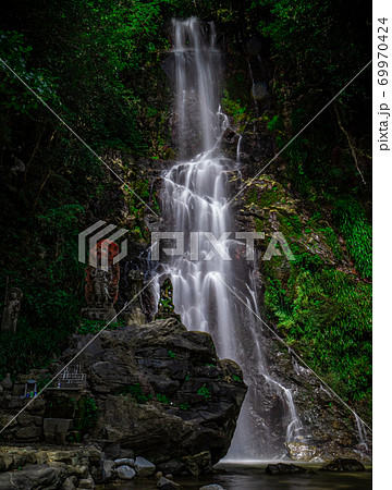 流れる滝と不動明王像 佐賀県 清水の滝 の写真素材