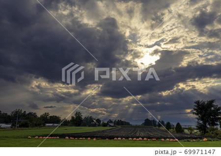 天使のはしごが現れた神秘的な風景 天使のはしごが現れた神秘的な風景 69971147