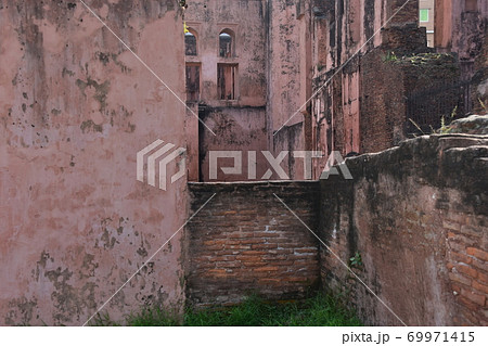 バングラデシュのダッカ　未完の城跡のラールバーグ・フォート　古い砦と建造物の階段 69971415