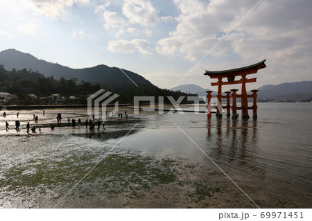広島県 秋 廿日市市 安芸の宮島 大鳥居 厳島神社 広島県 秋 廿日市市 安芸の宮島 大鳥居 厳島神社 69971451