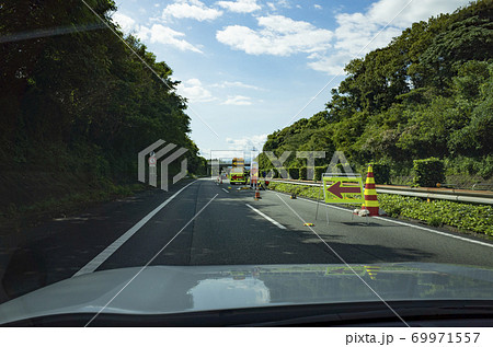 工事で車線規制中の東名高速道路の写真素材