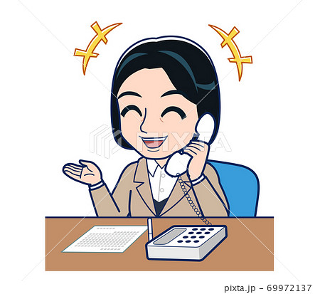 電話で楽しそうに話す女性 69972137