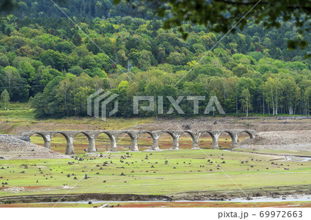 旧国鉄士幌線　タウシュベツ川橋梁展望台からの風景　北海道上士幌町 69972663