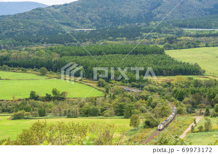 増田山から見た特急おおぞら(261系) 北海道新得町 増田山から見た特急おおぞら(261系) 北海道新得町 69973172