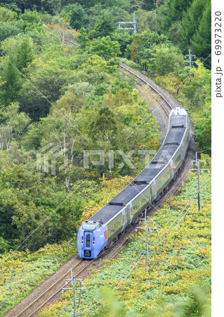 増田山から見た特急おおぞら 2系 北海道新得町の写真素材