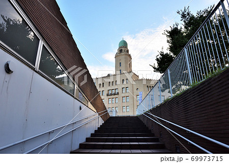 階段下から見上げる横浜税関 69973715