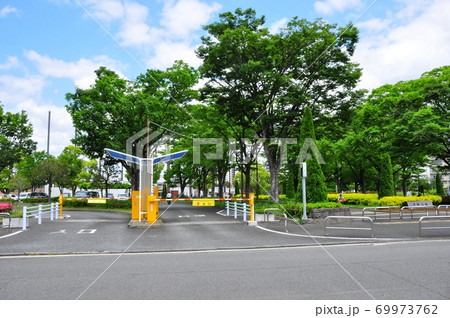 横浜市戸塚区　俣野公園の有料駐車場と新緑 69973762