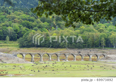 旧国鉄士幌線　タウシュベツ川橋梁展望台からの風景　北海道上士幌町 69973892