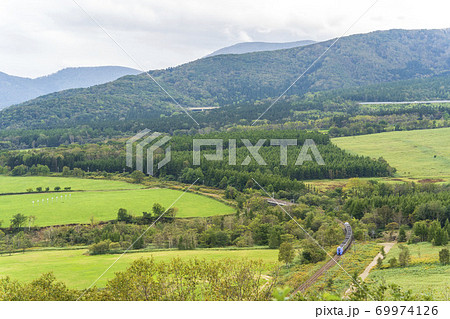 増田山から見た特急おおぞら（283系）　北海道新得町 69974126