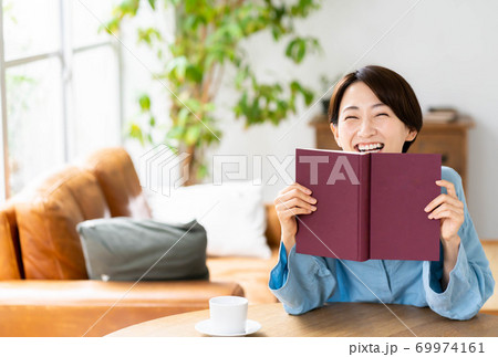女性　リビング　読書　リラックス　ライフスタイル 69974161
