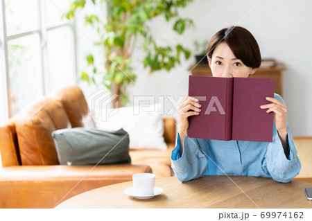 女性 リビング 読書 リラックス ライフスタイル 女性 リビング 読書 リラックス ライフスタイル 69974162