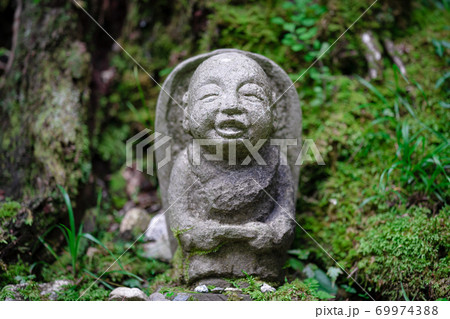 苔の生えた庭にいるお地蔵さん 苔の生えた庭にいるお地蔵さん 69974388