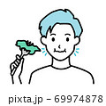 よく噛んで食べる男性 69974878