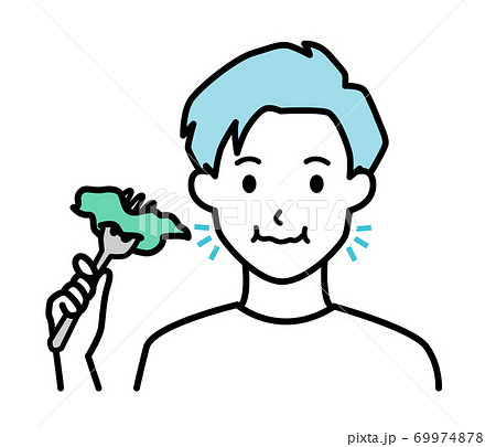よく噛んで食べる男性 69974878