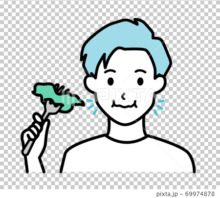 よく噛んで食べる男性 69974878