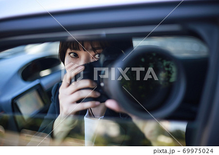車内から写真を撮る女性 車内から写真を撮る女性 69975024