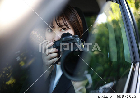 車内から写真を撮る女性 車内から写真を撮る女性 69975025