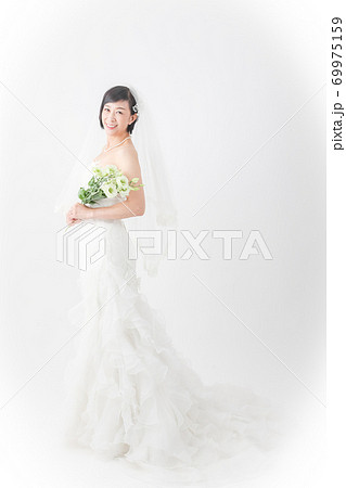 ウエディングドレス姿 ミドル 中高年ウエディング 婚活 の写真素材