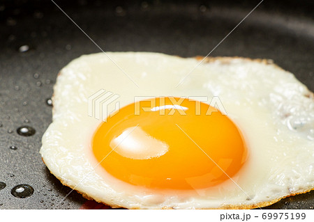 フライパンで焼かれた目玉焼き。 69975199