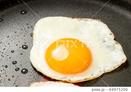 フライパンで焼かれた目玉焼き。 69975200