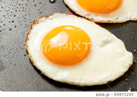 フライパンで焼かれた目玉焼き。 69975205