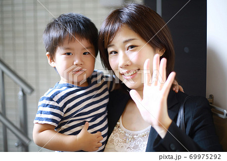 外出する親子 外出する親子 69975292