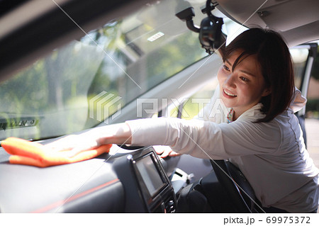 車内を拭く女性 車内を拭く女性 69975372