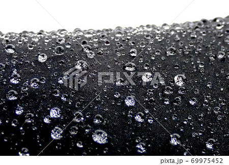 黒い傘に振る雨 69975452