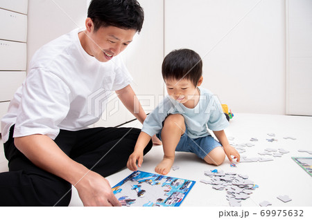 子供とパズルで遊ぶ父親 子供とパズルで遊ぶ父親 69975632