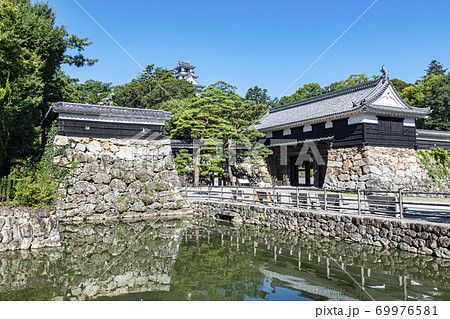 高知県高知市　高知城天守と追手門 69976581