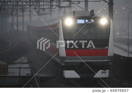 大雨の中を行く京葉線E233系 大雨の中を行く京葉線E233系 69976607