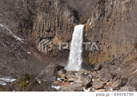絵に描いたような直漠。新潟県妙高高原の苗名滝を残雪残る春に訪れる 69976790