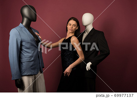 A young girl with problematic skin suffers from loneliness in a society of stylish manikins. 69977137