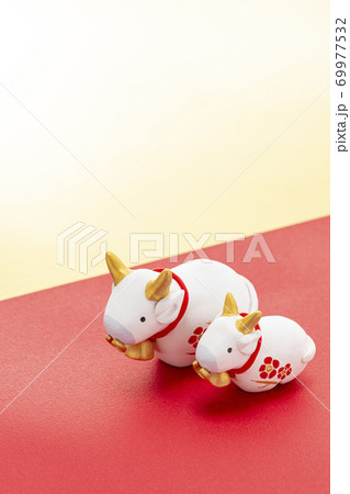 金と赤を配色した年賀状素材用の丑の小物_親子 金と赤を配色した年賀状素材用の丑の小物_親子 69977532