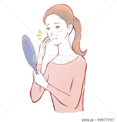 鏡を見ながらほうれい線に手をあてて気にする女性 69977767