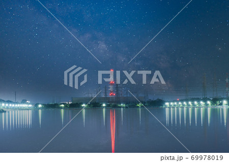幻想的な天の川と池空、星のイルミネーション 69978019