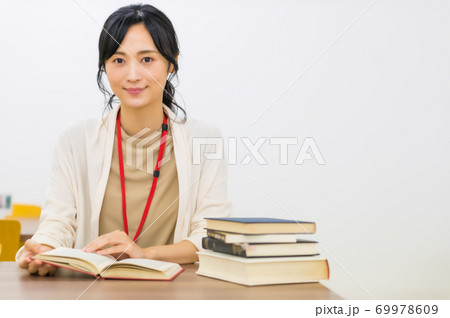 読書する若い女性 読書する若い女性 69978609