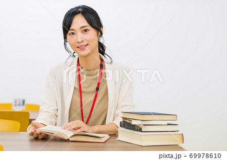 読書する若い女性 読書する若い女性 69978610