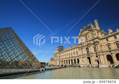 青空のルーヴル美術館(フランス パリ) 青空のルーヴル美術館(フランス パリ) 69978658