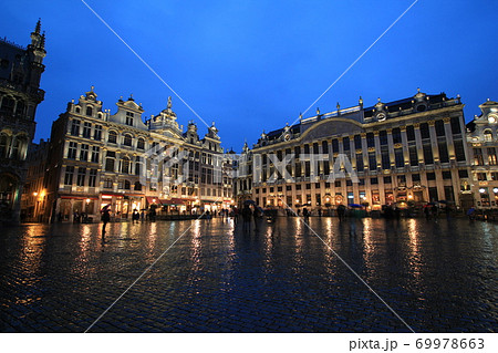 雨上がりのグランプラスの夜景（ベルギー ブリュッセル） 69978663