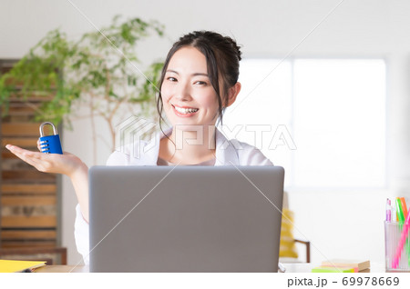 テレワークする若い女性（セキュリティイメージ） 69978669