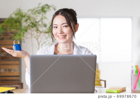 テレワークする若い女性（セキュリティイメージ） 69978670