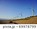 海沿いの風力発電（風車） 69978799