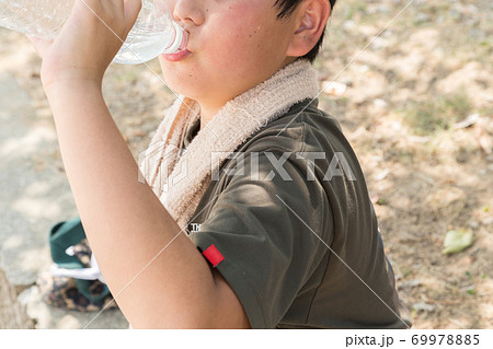 水分補給をする小学生 水分補給をする小学生 69978885