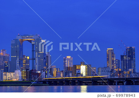 大阪　キタ　都市景観　夕景 69978943