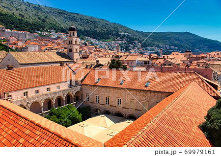 ドブロブニクの広がるオレンジの屋根と中庭の写真素材