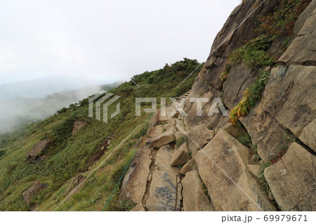 群馬県の至仏山から鳩待峠への登山道の岩場 群馬県の至仏山から鳩待峠への登山道の岩場 69979671