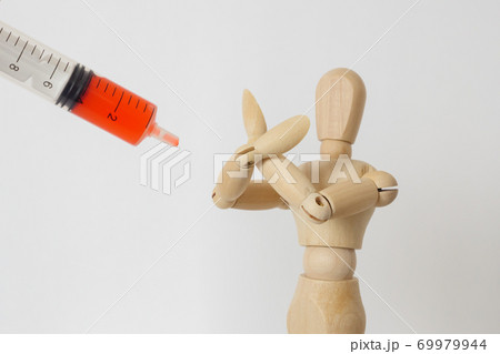 ワクチン摂取を拒否する人形 69979944